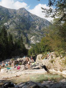 Das Wasser ist hier tatsächlich eiskalt, nichtsdestotrotz lockt es uns kurz hineinzuspringen!