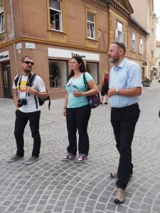 Beim Besuch der Altstadt von Ptuj erklärt uns Boris ...