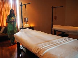 … und entspannende, wirklich wohltuende Behandlungen wie die Ayurveda-Ölmassage im Ayurveda Zentrum des Hotels.