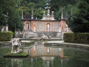 Friedlicher Blick in das heute noch gut erhaltene Schloss Hellbrunn mitsamt seiner weitläufigen Parkanlagen ...