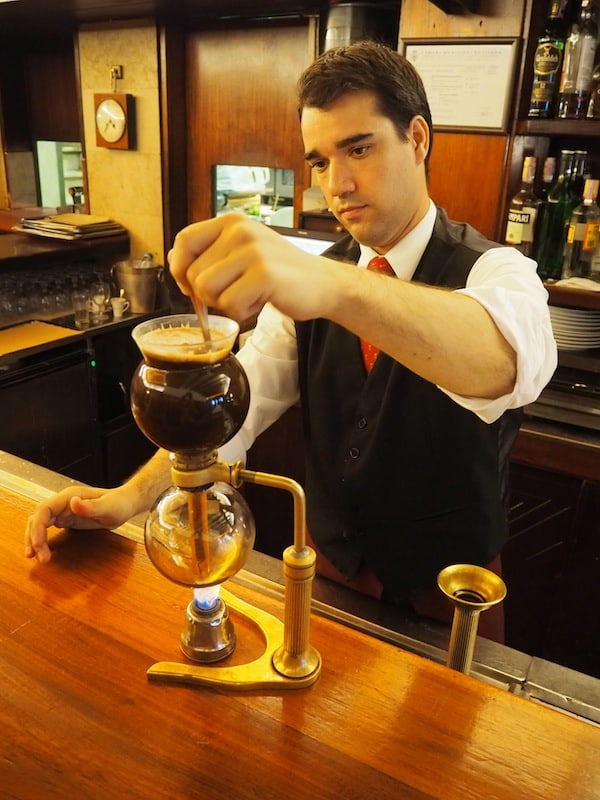 Kaffeezubereitung im Café Gambrinus Lissabon (Portugal)