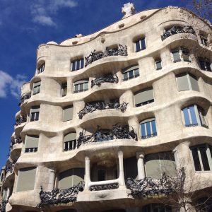 Vorbei am Passeig de Gràcia & Gaudí's berühmten Baudenkmälern, wie hier die Casa La Pedrera ...
