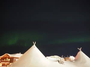Hier in Ruka gibt es abends gar die Möglichkeit, die berühmt-berüchtigte Aurora Borealis am klirrend-kalten Nachthimmel Lapplands zu beobachten.