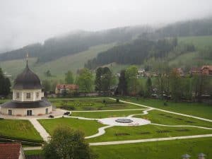 Blick auf den Garten des Stiftes inmitten der wildromantischen Landschaft der Weststeiermark.