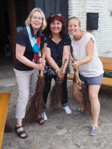 Wenig später schon geht es auf nach Bukowina: Meine Kolleginnen Karin & Lacra versuchen es auf dem Besen, für deren Qualität die Region unter anderem bekannt ist.