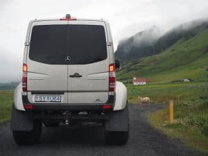 Wie gesagt: Es muss sich ja nicht gleich das dickste Gefährt auf Islands Straßen sein (das übrigens wie jeder andere, naturgemäß auch für Schafe hält ..!)