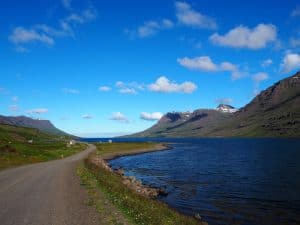 Eines meiner Island-Highlights insgesamt: Die Fahrt entlang des mächtigen Seydisfjördur ganz im Osten der Insel Island, nur gut 20 Minuten von der Ring Road nahe der zweitgrößten Stadt Egilsstadir entfernt.