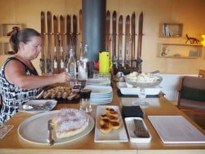 Verhungern muss hier wahrlich niemand: Kulinarisch köstlich geht es auch bei der Nachmittags-Jause im (Ski?)Aufenthaltsraum der Casa das Penhas Douradas zu ...