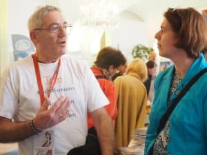 ... und / oder beraten Kunden, Aussteller & Besucher, wie hier Tom Gordeyns mit DI Elvira Kreuzpointner vom Österreichischen Umweltzeichen.