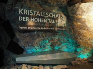 Durch den Berg bahnt sich der rund 350 Meter lange Stollengang den Weg entlang des "Kristallschatz der Hohen Tauern", ein interessantes Bergmuseum ...