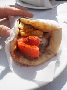 ... mit dem beliebtesten Snack in ganz Athen, einer Art griechischem Kebab ...