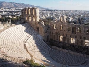 ... ist durchaus schmeichelhaft: Vor allem, wenn selbigem noch so interessante Ruinen, wie hier das gut erhaltenen, griechische Amphitheater direkt neben der Akropolis gelegen, vorgeschoben sind.