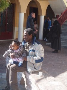 Auch diese äthiopische Familie, vor gut 30 Jahren nach Athen eingewandert, ist heute hier im Kloster Patapios zu Besuch.