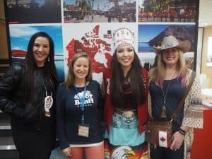"Meine Kanadier", wie sie leiben und leben: Von links nach rechts, interviewe ich hier Holly Fortier, Savanna die "Indian Princess der Calgary Stampede", sowie Lindsay ... aus Alberta im Westen Kanadas.
