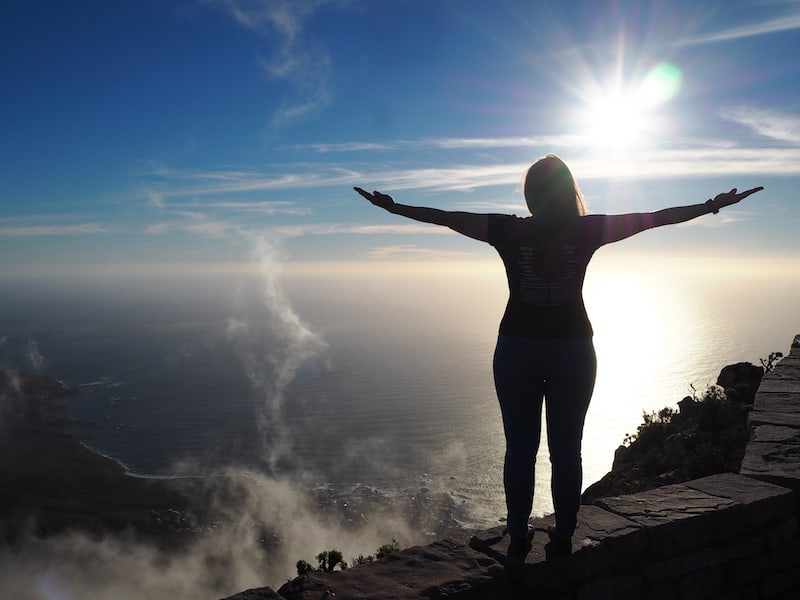 Noch am selben Abend stehen wir dann auf ihm: Kapstadts weltberühmten Tafelberg, gut 1.000 Meter hoch, und blicken in den Sonnenuntergang.