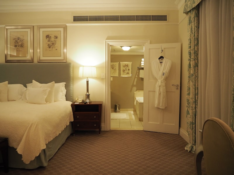 Gut ausschlafen und Euch wie ein Prinz / eine Prinzessin fühlen könnt Ihr auch im Belmond Mount Nelson Hotel von Kapstadt, für dessen Erkundung uns leider viel zu wenig Zeit blieb. Hoffentlich ein nächstes Mal!