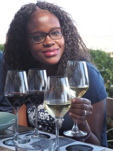 ... kosten uns durch die hiesigen, für Südafrika typischen Weiß- und Rotweine (Prost, liebe Aletta!) ...