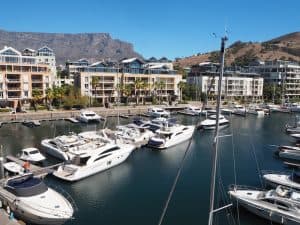 Ankommen & einchecken an Kapstadt's berühmter Waterfront mit Blick auf den Tafelberg ...