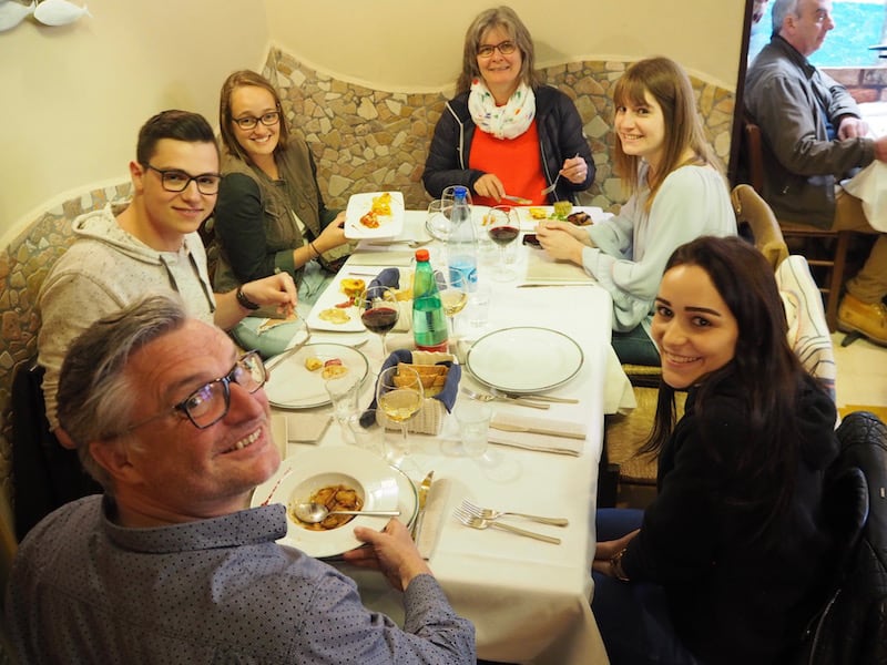 In dieser herzlichen Runde mit neuen Freunden aus der Sprachschule sprechen wir beim Mittagessen jeden Tag Italienisch, Französisch, Deutsch oder auch Englisch zusammen. Super.