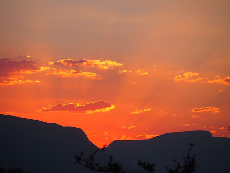 "God's Fingers", werden die leuchtend roten Strahlen des afrikanischen Sonnenuntergangs übrigens auch liebevoll genannt.