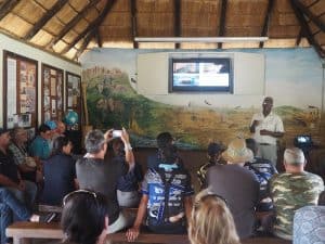 Oscar hier, Vortragender & engagierter Wildtierschützer, informiert uns auf heitere und zugleich eindringliche Weise über das Leben der Wildtiere in (Süd)Afrika ...