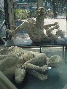 ... was vermutlich auch damit zusammenhängt, dass das Erste, was Besucher bei Betreten der Ruinen von Pompeii erblicken, diese versteinerten Menschenopfer sind ...