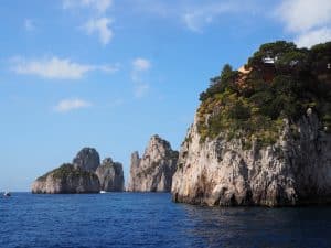Ebenfalls faszinierend : Der Blick zurück auf Capri vom Boot aus, vorbei an seinen berühmten Grotten. Dazu beim nächsten Mal mehr!