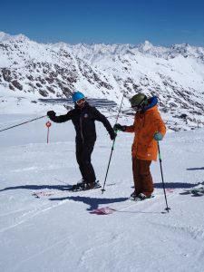 ... bekommen wir hier oben, auf gut 3.000 Metern über dem Meer, noch ein paar richtige gute Tipps für das Skifahren von Skilehrer Mario : "Skifahrerhocke" & Co. lassen grüßen ..!