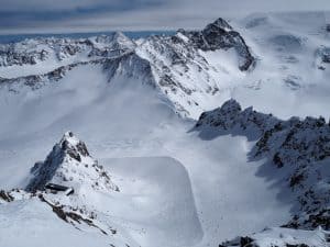 ... kann einfach nur Spaß machen. Dazu gesellen sich fabelhafte Aussichten wie diese hier über das Gletscherskigebiet vom höchsten, begehbaren Punkt gleich über dem Café 3.440 aus ...