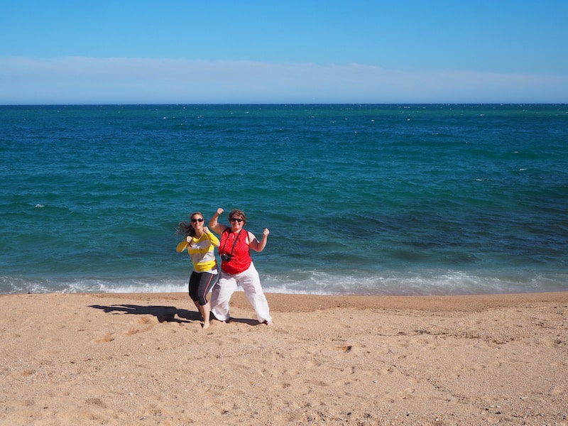 ... finden Janett und ich auch schon wieder Energie für diverse, nun ja, "Willkommensposen" am Strand ..!