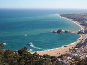 ... denn wer kann Ausblicken wie diesen schon widerstehen? Blick vom "Fenster zur Costa Brava" hoch über der Stadt Blanes aus ...