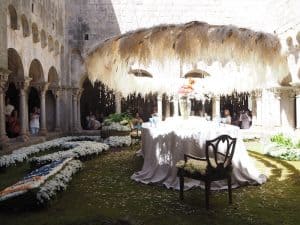 Dank ihm finden wir unseren Weg auch hinein in den Innenhof der Kathedrale von Girona, die mit einem wirklich spektakulären "Blumentisch" aufwarten kann .. Wer möchte hier mit uns Platz nehmen?