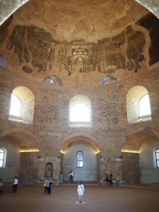 ... noch älter (1500 Jahre!) und gewaltiger ist dabei die sogenannte Rotonda, welche prächtige goldene Mosaike an der Innenseite der Kuppel zieren ...