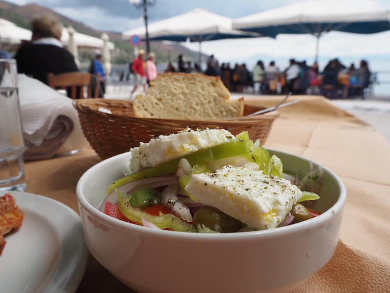 ... erst mal Kraft tanken beim echten griechischen Salat in Limni, am Meer ...