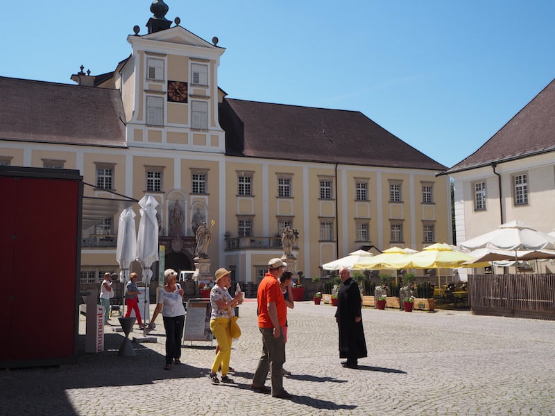 Ankommen .. Aufleben. Gemütlich die Stimmung schon beim Empfang, wie hier im Benediktinerstift Kremsmünster ...