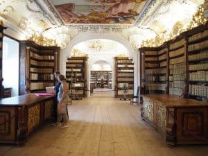 ... bis hin zur mächtigen Bibliothek des Stiftes: Neben Tausenden von Büchern beherbergt das Stift Kremsmünster übrigens auch die größte Globensammlung Österreichs nach Wien!