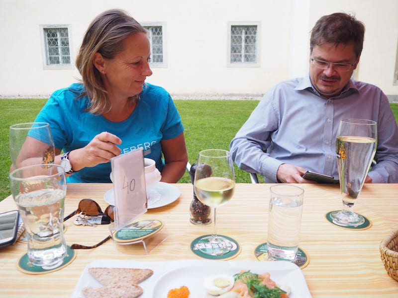 Der Besuch im Kloster zeigt : Auch Patres sind längst weltoffen, vernetzt und überaus offenkundig unterwegs! Prost mit Pater Klaus Sonnleitner vom Stift Sankt Florian.