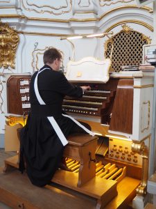 ... nur wenige Meter darüber spielt heute der erfahrene Organist Pater Klaus Sonnleitner ...