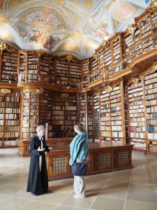 ... sowie auch hier die Stiftsbibliothek Sankt Florian, "zum Verlieben schön" und erneut von der herzlichen Begegnungskultur der hier ansässigen Mönche gezeichnet.