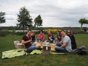 Nach so viel Anstrengung erst mal picknicken. Und zwar am besten an der Picknickwiese bei der Donau in Tulln: Einige Picknickvermieter laden auch spontan dazu ein.