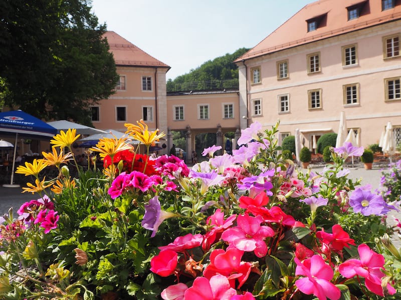 Bier findet Ihr hier : Schon seit nahezu eintausend Jahren braut die Klosterbrauerei Weltenburg bei Kelheim unentwegt köstliches, bayrisches Bier.