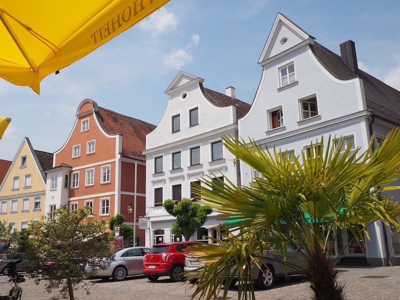 ... manchmal, ganz ehrlich, reicht zu all dem "Abenteuer", auch einfach mal am Hauptplatz von Günzburg zu sitzen und in den sommerlichen Himmel zu starren ...