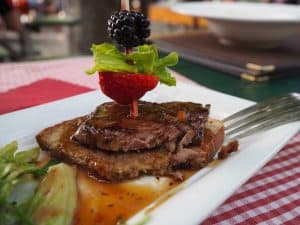... selbige bieten übrigens auch Straußen-Steak von der nahe gelegenen Straußenfarm Donaumoos an : Prädikat verkostenswert !
