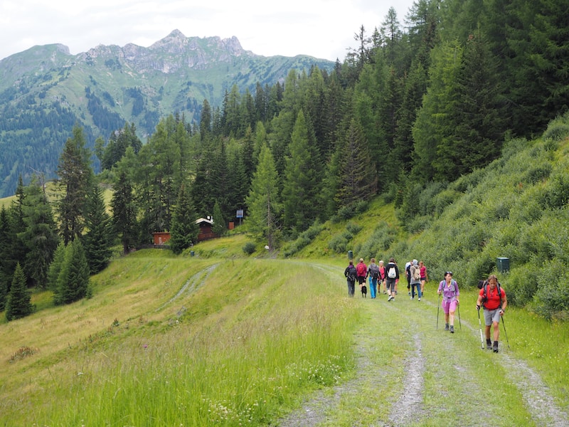 Und wenngleich es die (echten) Wanderer vormachen, die bergauf voranschreiten ...