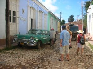 ... und natürlich, wie könnte es anders sein, voller alter Autos steckt, die für Kuba in unseren Köpfen so typisch sind.