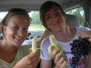 Wirklich schöne Erinnerung : Mein Bruder und ich mit frisch vom Bauern gekauften Obst in Kuba ...