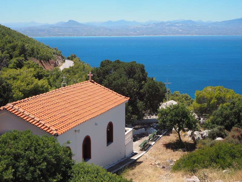 Für das anschließende Mittagessen empfiehlt sich ein Ausflug an die gegenüberliegende Seite der Buch, nördlich der Stadt Loutraki mit Blick auf Korinth ...