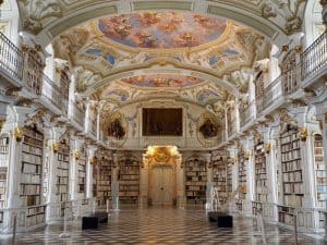 Dazu kommt mit der Stiftbibliothek in Admont eines der "acht Weltwunder", die weltweit größte Klosterbibliothek der Welt mit über 70.000 (!) Büchern nämlich ...
