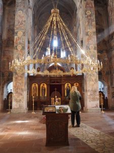 ... auch einen Blick auf die wirklich schöne, für die serbisch-orthodoxe Kirche so typisch gestalteten Innenräume bietet.