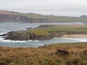 Weiter geht es über die spektakulären Küstenlandschaften Westirlands ...